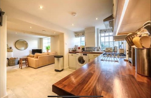 Settle Cottage | Primrose Cottage with Log Burner (Dog Friendly)