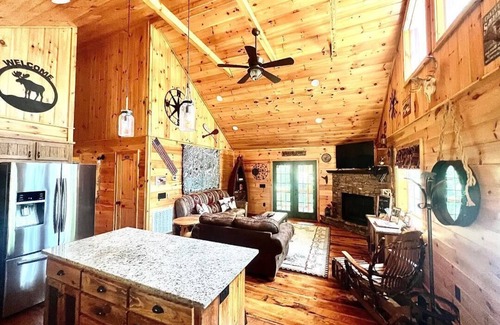 Murphy Cabin | Pristine 2 bedroom cabin in the Blue Ridge mountains of North Carolina