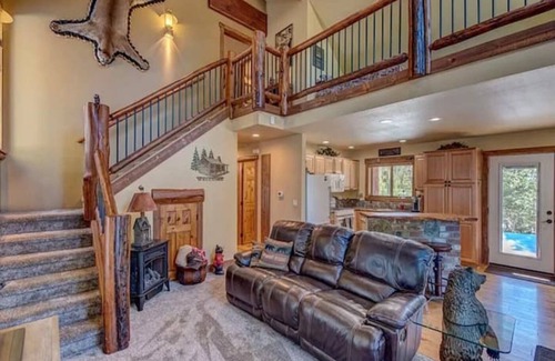 Crescent House | Pristine 4 seasons cabin with 9 beds & hot tub