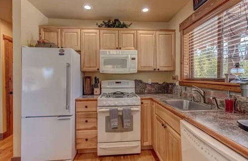 Crescent House | Pristine 4 seasons cabin with 9 beds & hot tub
