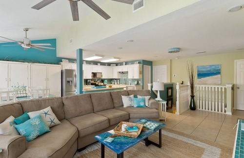 South Padre Island House | Pristine, Dog Friendly Island Home with 100% Green Energy! 1/2 Block to Beach!