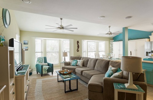 South Padre Island House | Pristine, Dog Friendly Island Home with 100% Green Energy! 1/2 Block to Beach!