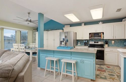 South Padre Island House | Pristine, Dog Friendly Island Home with 100% Green Energy! 1/2 Block to Beach!