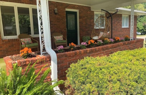 Pella House | Pristine getaway for groups; 5 BR - sleeps 16+