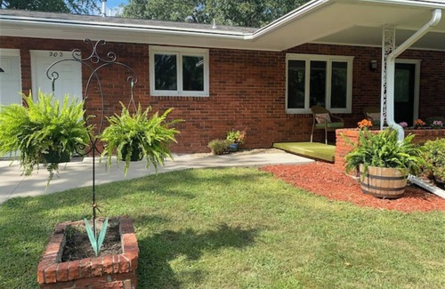 Pella House | Pristine getaway for groups; 5 BR - sleeps 16+