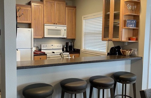Lake Ozark Condo | Pristine-Top Floor & Amazing Main Channel Views! Prime Location.