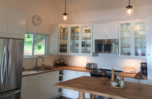 Northfield Cottage | Pristine waters, lakefront cottage - 2-wk summer getaways on Pemichangan!