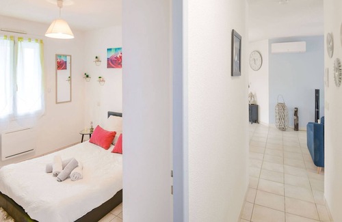 Saint-Medard-de-Guizieres Cottage | Private bedroom in a guesthouse in Saint-Emilion