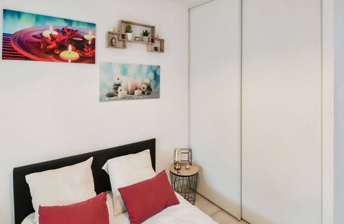 Saint-Medard-de-Guizieres Cottage | Private bedroom in a guesthouse in Saint-Emilion
