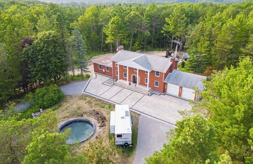 Uxbridge Cottage | Privacy Magical Forest Cottage 30+ Party Room, Disco KTV