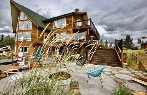 Moricetown House | Privacy with Peaceful Mountain Views,River beach.Nature and Smither's ammenities