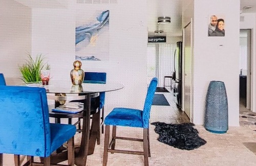 West Bloomfield Apartment | Private queen-size bed with Hulu & Prime Video