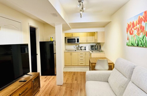 Brampton House | Private 1-Bedroom Apartment Near Pearson Airport – Perfect for Solo Travelers and Couples