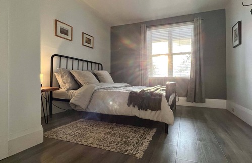 Barrie House | Private 1 Bedroom Apartment - Steps To Waterfront/Downtown