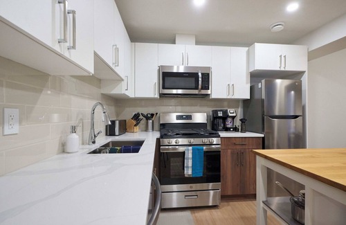 West Edmonton House | Private 1BR Basement Suite | Full Kitchen, Sofa Bed, Near WEM