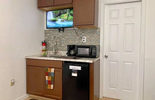 Conway House | Private 1BR Escape Pet-Friendly & Great Location