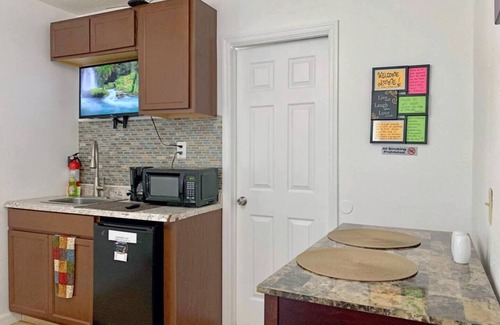 Conway House | Private 1BR Escape Pet-Friendly & Great Location