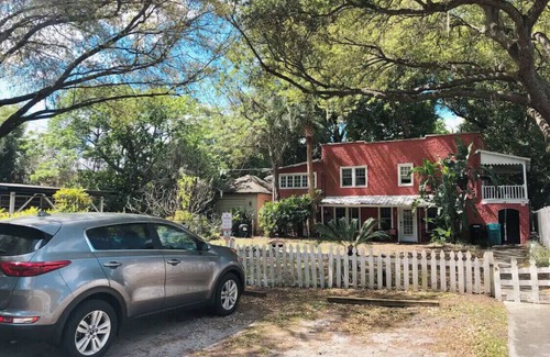 Lawsona - Fern Creek Apartment | Private 2/1 Apartment in Historic Downtown Duplex