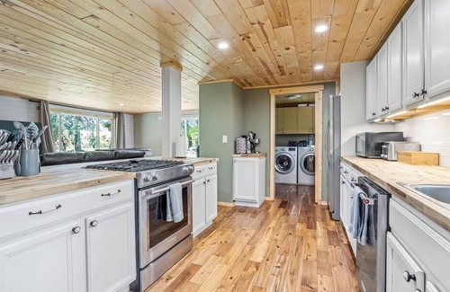 Grants Pass House | Private 2-Acre Country Escape + Spa | 3BR Near Town