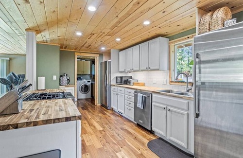 Grants Pass House | Private 2-Acre Country Escape + Spa | 3BR Near Town