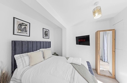 Chatham Apartment | Private 2 Bedroom in Chatham, Medway with garden