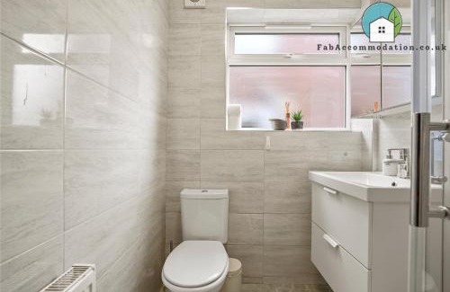 Patchway Apartment | Private 2Bed-Parking & Garden-By FabAccommodation