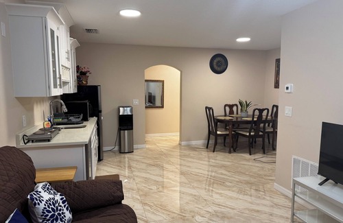 Bradenton House | Private 2nd floor with 2 bedrooms and kitchenette, self check-in with smart lock