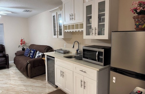 Bradenton House | Private 2nd floor with 2 bedrooms and kitchenette, self check-in with smart lock
