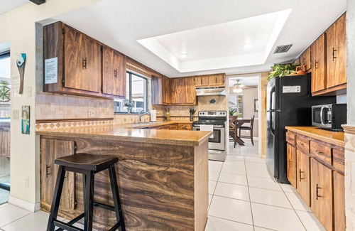 Lake Valencia House | Private 3 Bed 2.5 Bath, Solar Heated Pool, Hot Tub & Billiards! Over 2,000 sqft!