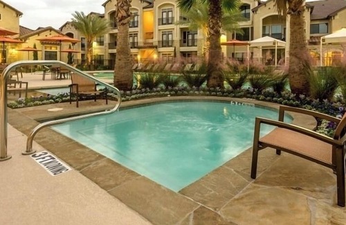 South Main Apartment | Private 3bdrm 2bd Walk In Shower