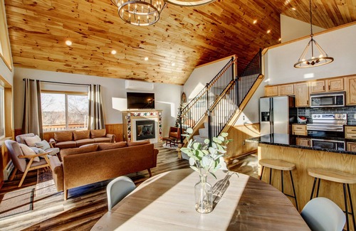 Lakeview Cabin | Private - 7 bed 3 bath Lake Cabin +Hot Tub +Dock +2 Pedal Boats +2 canoes +Sauna