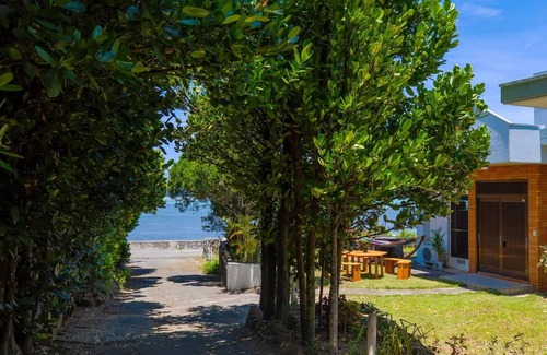 Bise House | Private accommodation along the beach BBQ while looking at the sea Inside the Fukugi trees in Bise/Kunigami-gun Okinawa