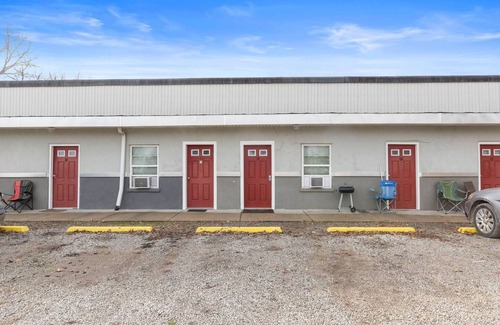 Paola Apartment | Private and cozy apartment in small town Kansas!