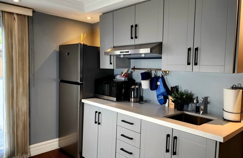 Mississauga House | Private and Cozy Greece-Inspired 1BR Retreat in Erindale Mississauga