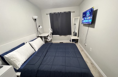 Barrie House | Private and Cozy Room for your stay in South Barrie