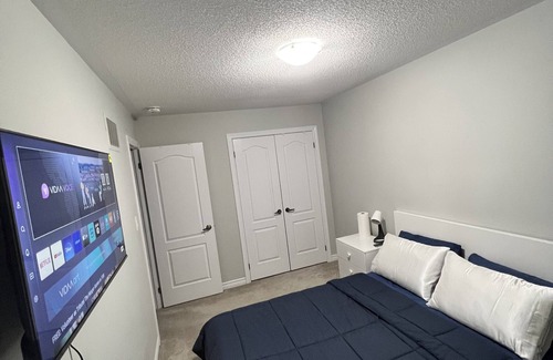 Barrie House | Private and Cozy Room for your stay in South Barrie