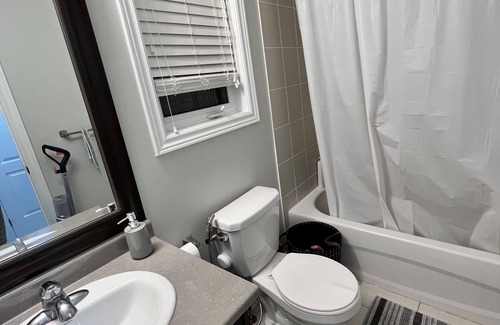 Barrie House | Private and Cozy Room for your stay in South Barrie