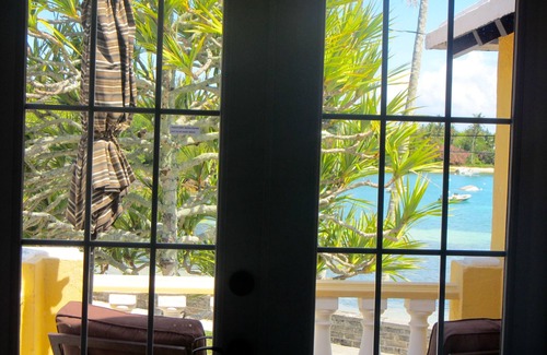 Somerset Village Apartment | Private and Dreamy.Balcony, Wine, Sunset, Upstairs with its own entrance!