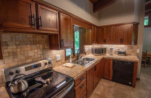 Grassy Creek House | Private and Modern Blue Ridge Mountain Chalet- Sleeps 6 Dogs Welcome