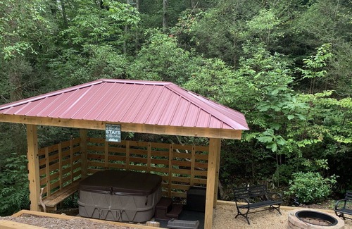 Marble House | Private and Peaceful Mountain Getaway -Creekside, Firepit &Outdoor Life&HotTub
