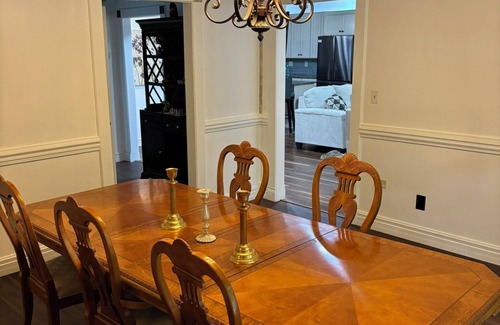 Inman House | Private and Spacious 7-bedroom house in fabulous Brooks with pool and lake, WiFi