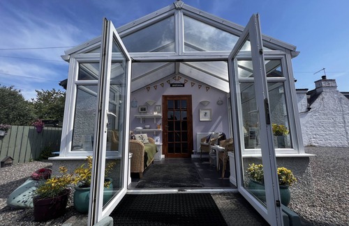 Lewiston Cabin | Private annex with 2 ensuite Bedrooms & parking near Loch Ness en route to Skye