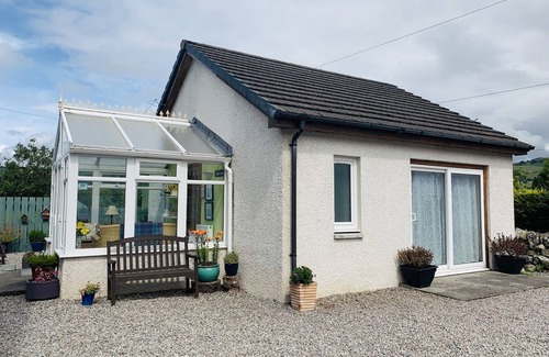 Lewiston Cabin | Private annex with 2 ensuite Bedrooms & parking near Loch Ness en route to Skye
