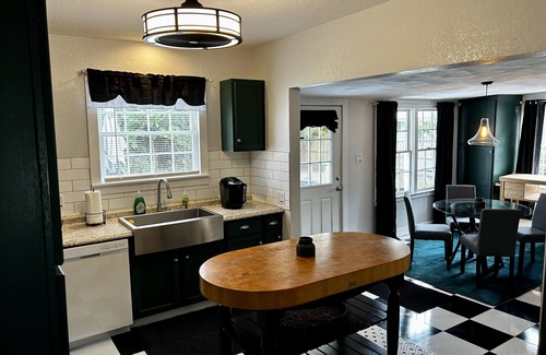 Historic District Apartment | Private apt historic downtown yr. 1892