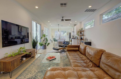 Govalle House | Private Backyard | Short & Long Stays in East ATX