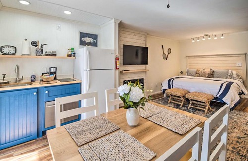 Lake Lure Apartment | Private Balcony and Pool Access Lake Lure Studio!