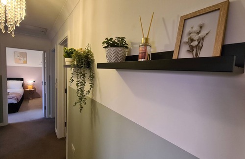 Basildon Apartment | Private Balcony! Gorgeous Top Floor Apartment