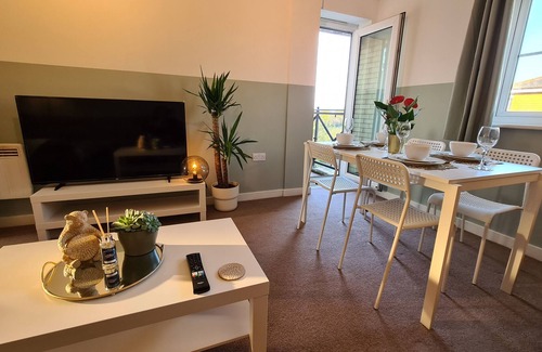 Basildon Apartment | Private Balcony! Gorgeous Top Floor Apartment