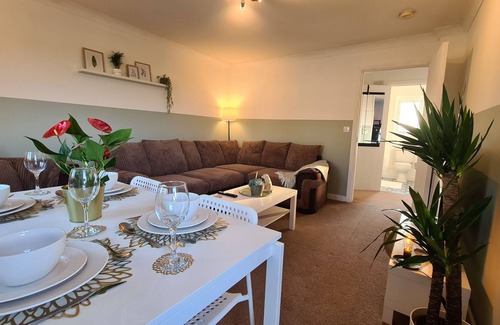 Basildon Apartment | Private Balcony! Gorgeous Top Floor Apartment