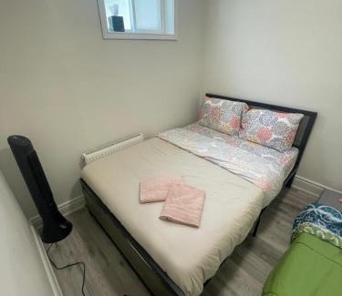 Alexandra Park Apartment | Private Balcony Studio Apartment for 5 People at Queen Street Downtown